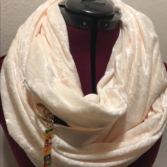 Handmade Infinity Scarf with a pocket - Picture 3 of 5